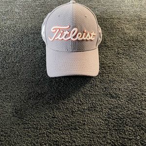Mens Titleist golf hat.